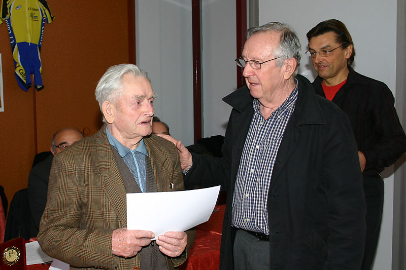 AGO-2008-10_Louis Bruère remet le diplome de Président d'honneur à René Molinier.jpg
